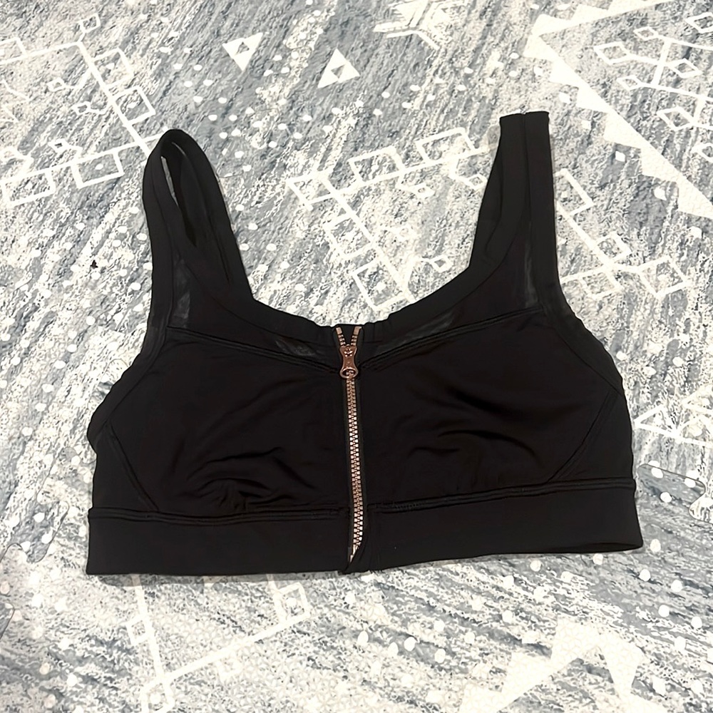 Sexy Lululemon black sports bra